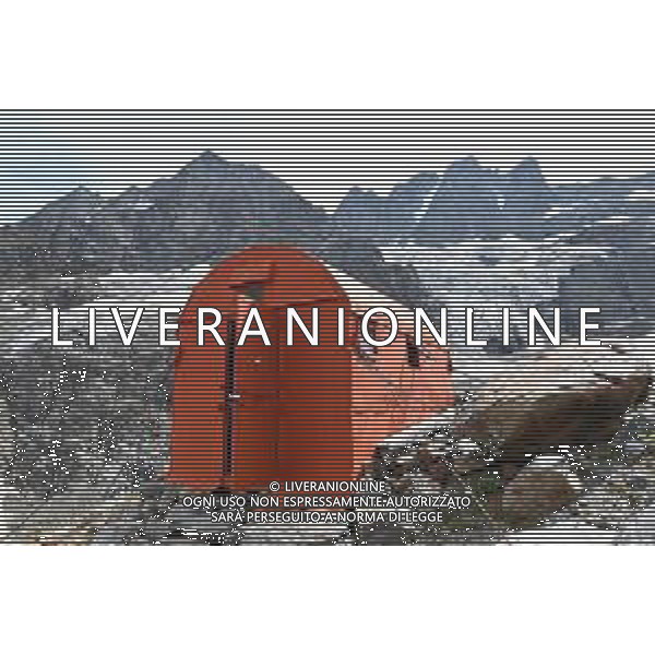 © TVRG Parco Gran Paradiso nella foto il bivacco Borghi a 2.684 mt e sullo sfondo a a SX la Roccia Viva a DX la Becca di Gray e il ghiacciaio di Grand Croux Cogne (AO) 08-09-2021 Alta Valnontey nel Parco Nazionale del Gran Paradiso foto Roberto Garavaglia/agenzia Aldo Liverani/AGENZIA ALDO LIVERANI SAS