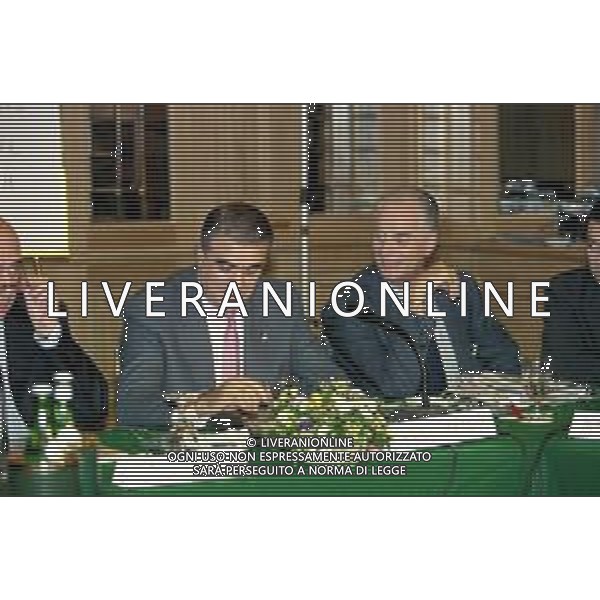 RIUNIONE DEI DIRIGENTI SUPERLEGA CALCIO, HOTEL PALACE MILANO 14 OTTOBRE 1998 NELLA FOTO LORENZO SANZ REAL MADRID E GIAMMARIA VISCONTI DI MODRONE INTER ©ARCHIVIO/AGENZIA ALDO LIVERANI SAS