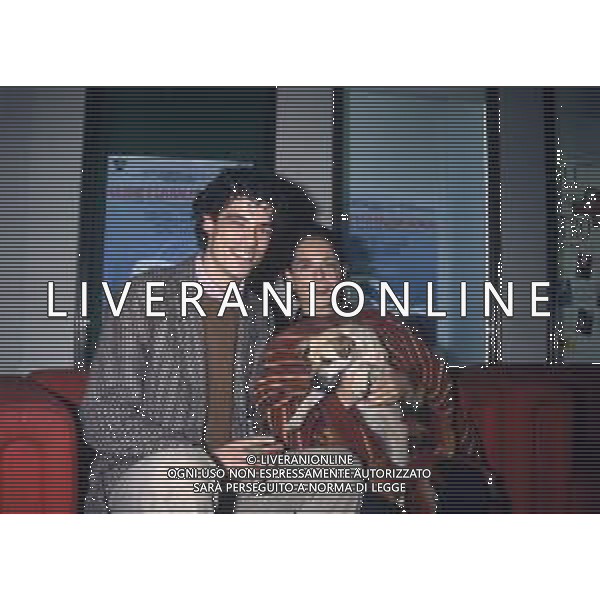 RETROSPETTIVA ALESSANDRO GASSMANN ATTORE NELLA FOTO ALESSANDRO GASSMANN A MILANO CON LA MOGLIE SABRINA KNAFLITZ AG ALDO LIVERANI SAS 