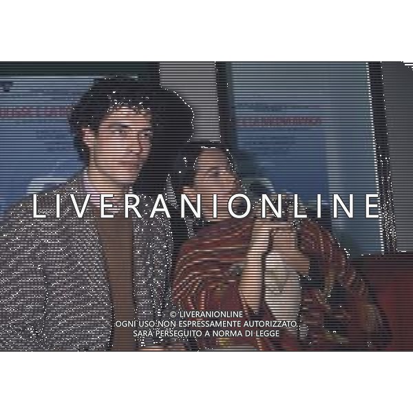 RETROSPETTIVA ALESSANDRO GASSMANN ATTORE NELLA FOTO ALESSANDRO GASSMANN A MILANO CON LA MOGLIE SABRINA KNAFLITZ AG ALDO LIVERANI SAS 