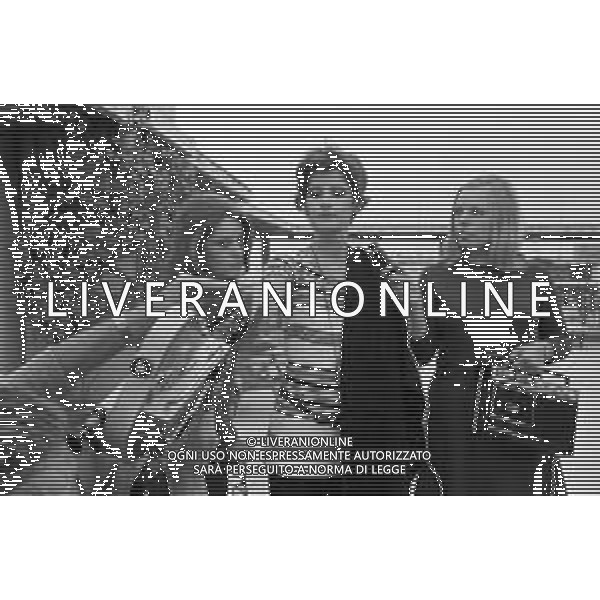 L\'ARTISTA EMILIO ISGRO\' CON IL REGISTA GIANFRANCO BREBBIA DURANTE LE RIPRESE DEL FILM "LA IENA PIU\' NE HA PIU\' NE VUOLE" POI CANCELLATO (MAI REALIZZATO) NEL1969 ©Archivio Giovanni Liverani/AGENZIA ALDO LIVERANI SAS