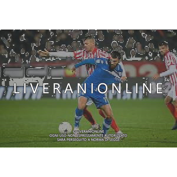 GriffoniE/LMedia - LR Vicenza vs Brescia Calcio - Italian Football Championship League BKT 2021/2022 20 November 2021 - Stadio Romeo Menti, Vicenza, Italy Photo showing: Riad Bajic (Brescia) thwarted by Emanuele Padella (Vicenza) @GriffoniE/LMedia/AGENZIA ALDO LIVERANI SAS