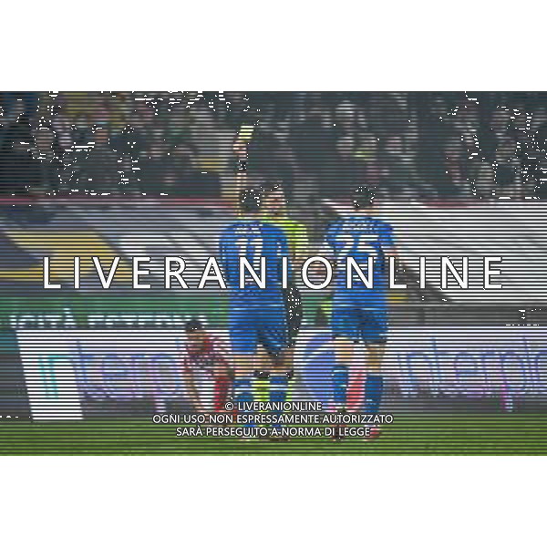 GriffoniE/LMedia - LR Vicenza vs Brescia Calcio - Italian Football Championship League BKT 2021/2022 20 November 2021 - Stadio Romeo Menti, Vicenza, Italy Photo showing: The referee of the match Eugenio Abbattista shows yellow card to Riad Bajic (Brescia) @GriffoniE/LMedia/AGENZIA ALDO LIVERANI SAS