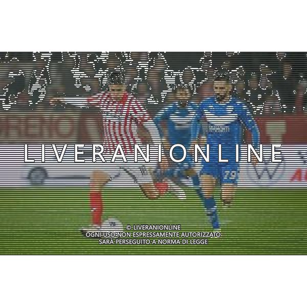 GriffoniE/LMedia - LR Vicenza vs Brescia Calcio - Italian Football Championship League BKT 2021/2022 20 November 2021 - Stadio Romeo Menti, Vicenza, Italy Photo showing: Alessandro Di Pardo (Vicenza) in action against Marko Pajac (Brescia) @GriffoniE/LMedia/AGENZIA ALDO LIVERANI SAS