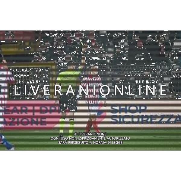 GriffoniE/LMedia - LR Vicenza vs Brescia Calcio - Italian Football Championship League BKT 2021/2022 20 November 2021 - Stadio Romeo Menti, Vicenza, Italy Photo showing: The referee of the match Eugenio Abbattista shows yellow card to Alessandro Di Pardo (Vicenza) @GriffoniE/LMedia/AGENZIA ALDO LIVERANI SAS