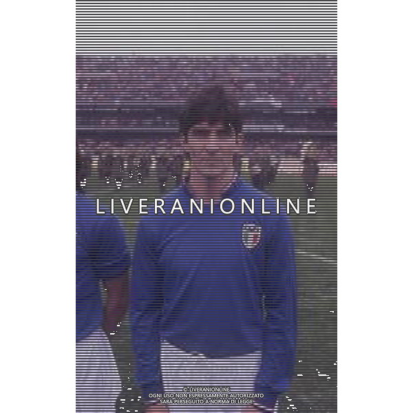 RETROSPETTIVA PAOLO ROSSI CALCIATORE NELLA FOTO PAOLO ROSSI CON LA MAGLIA DELLA NAZIONALE ITALIANA AG ALDO LIVERANI SAS