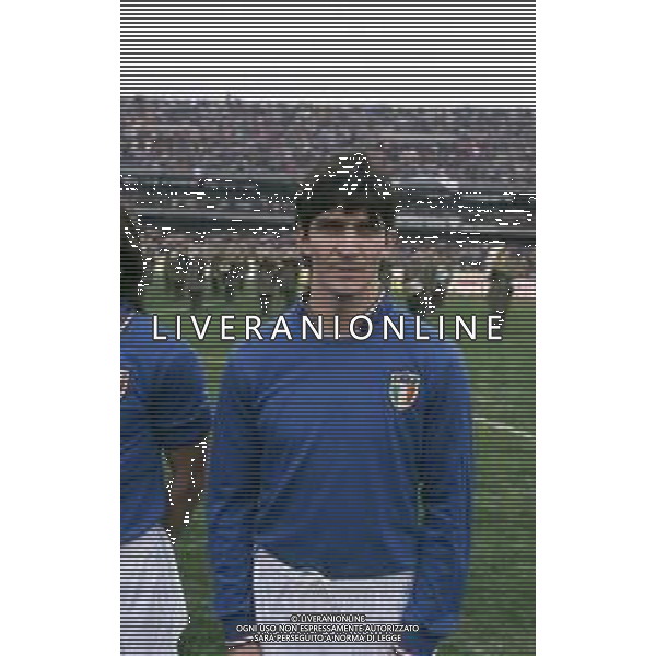 RETROSPETTIVA PAOLO ROSSI CALCIATORE NELLA FOTO PAOLO ROSSI CON LA MAGLIA DELLA NAZIONALE ITALIANA AG ALDO LIVERANI SAS