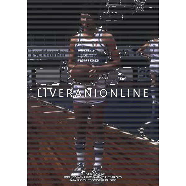 RETROSPETTIVA CHARLES JEROME KUPEC BASKET NELLA FOTO CHARLES JEROME KUPEC CON LA MAGLIA DELL\'ULTRA RAPIDA SQUIBB CANTU\' NELL\'ANNO 1981-1982 AG ALDO LIVERANI SAS