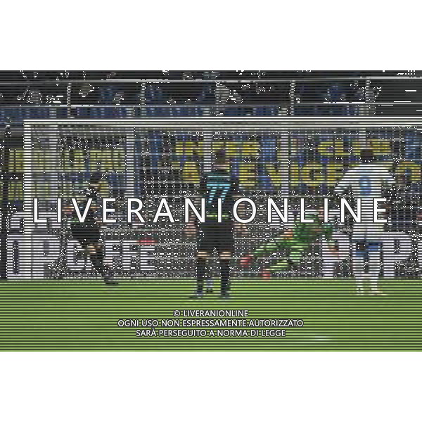 Hakan Calhanoglu (Inter) segna il gol dell\'1 a 1 su rigore Inter vs Napoli Campionato Serie A TIM - 13a giornata Milano 21-11-2021 Stadio Giuseppe Meazza - San Siro foto Roberto Garavaglia/ag. Aldo Liverani sas / AGENZIA ALDO LIVERANI SAS