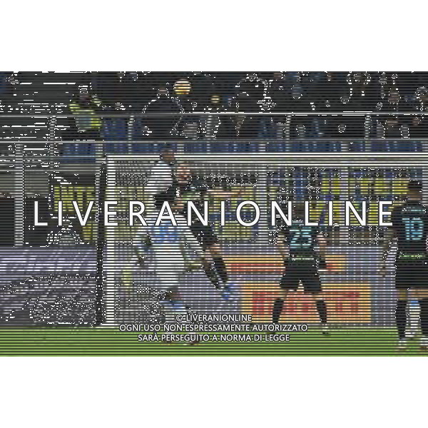 il duro scontro di gioco tra Victor Osimhen (Napoli) e Milan Skriniar (Inter) Inter vs Napoli Campionato Serie A TIM - 13a giornata Milano 21-11-2021 Stadio Giuseppe Meazza - San Siro foto Roberto Garavaglia/ag. Aldo Liverani sas / AGENZIA ALDO LIVERANI SAS