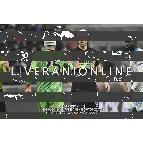 David Ospina (Napoli) ed Edin Dzeko (Inter) con la testa fasciata si abbracciano dopo lo scontro di gioco che li ha visti protagonisti Inter vs Napoli Campionato Serie A TIM - 13a giornata Milano 21-11-2021 Stadio Giuseppe Meazza - San Siro foto Roberto Garavaglia/ag. Aldo Liverani sas / AGENZIA ALDO LIVERANI SAS