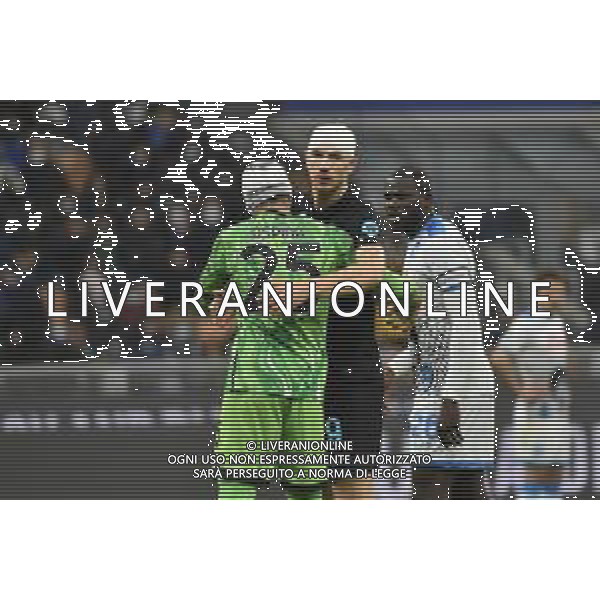 David Ospina (Napoli) ed Edin Dzeko (Inter) con la testa fasciata si abbracciano dopo lo scontro di gioco che li ha visti protagonisti Inter vs Napoli Campionato Serie A TIM - 13a giornata Milano 21-11-2021 Stadio Giuseppe Meazza - San Siro foto Roberto Garavaglia/ag. Aldo Liverani sas / AGENZIA ALDO LIVERANI SAS