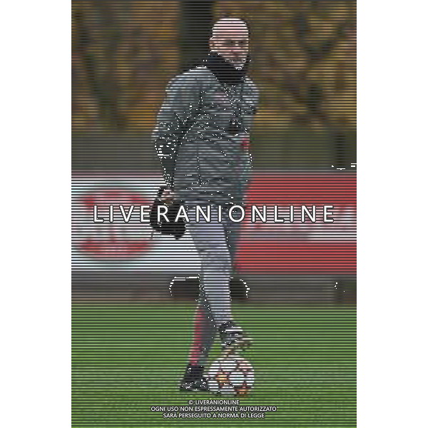 ¬© TVRG allenamento Milan nella foto l\'allenatore Stefano Pioli Carnago (VA) 23-11-2021 Centro sportivo Milanello Allenamento del Milan in preparazione della gara contro l\'Atletico Madrid valevole per la 5a giornata del gruppo B della fase a gironi della UEFA Champions League foto Roberto Garavaglia/ag. Aldo Liverani sas/AGENZIA ALDO LIVERANI SAS