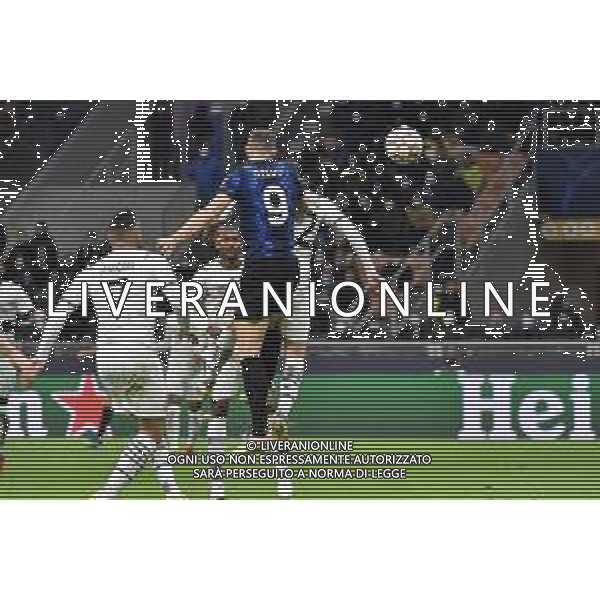 occasione da gol per Edin Dzeko (Inter) Inter vs Shakhtar Donetsk UEFA Champions League fase a gironi 5a giornata - gruppo D Milano 24-11-2021 Stadio Giuseppe Meazza - San Siro foto Roberto Garavaglia/ag. Aldo Liverani sas /AGENZIA ALDO LIVERANI SAS
