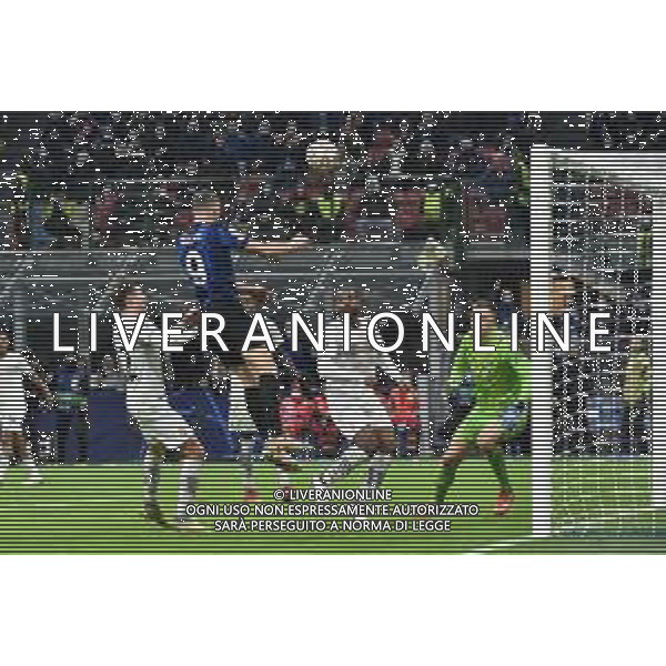 Edin Dzeko (Inter) segna il secondo gol del 2 a 0 Inter vs Shakhtar Donetsk UEFA Champions League fase a gironi 5a giornata - gruppo D Milano 24-11-2021 Stadio Giuseppe Meazza - San Siro foto Roberto Garavaglia/ag. Aldo Liverani sas /AGENZIA ALDO LIVERANI SAS