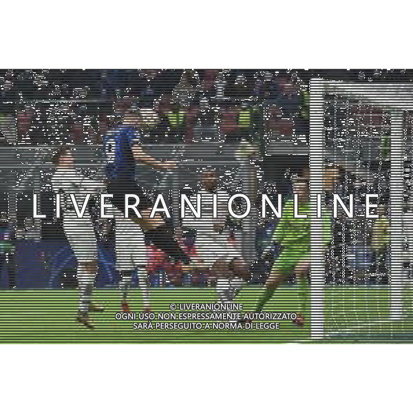 Edin Dzeko (Inter) segna il secondo gol del 2 a 0 Inter vs Shakhtar Donetsk UEFA Champions League fase a gironi 5a giornata - gruppo D Milano 24-11-2021 Stadio Giuseppe Meazza - San Siro foto Roberto Garavaglia/ag. Aldo Liverani sas /AGENZIA ALDO LIVERANI SAS