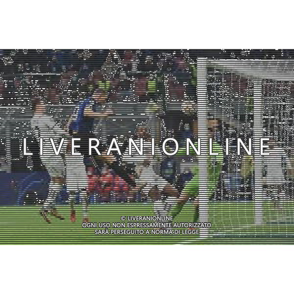 Edin Dzeko (Inter) segna il secondo gol del 2 a 0 Inter vs Shakhtar Donetsk UEFA Champions League fase a gironi 5a giornata - gruppo D Milano 24-11-2021 Stadio Giuseppe Meazza - San Siro foto Roberto Garavaglia/ag. Aldo Liverani sas /AGENZIA ALDO LIVERANI SAS