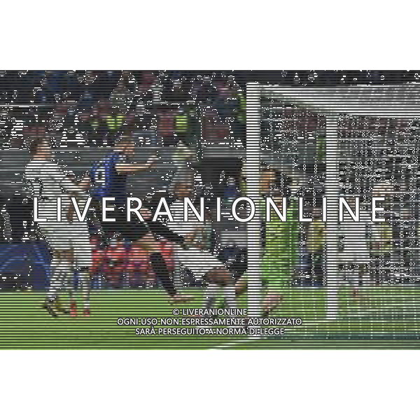 Edin Dzeko (Inter) segna il secondo gol del 2 a 0 Inter vs Shakhtar Donetsk UEFA Champions League fase a gironi 5a giornata - gruppo D Milano 24-11-2021 Stadio Giuseppe Meazza - San Siro foto Roberto Garavaglia/ag. Aldo Liverani sas /AGENZIA ALDO LIVERANI SAS