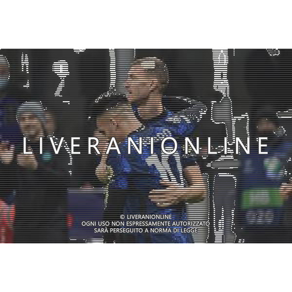 Lautaro Martinez (Inter) ed Edin Dzeko (Inter) esultano dopo il secondo gol del 2 a 0 Inter vs Shakhtar Donetsk UEFA Champions League fase a gironi 5a giornata - gruppo D Milano 24-11-2021 Stadio Giuseppe Meazza - San Siro foto Roberto Garavaglia/ag. Aldo Liverani sas /AGENZIA ALDO LIVERANI SAS