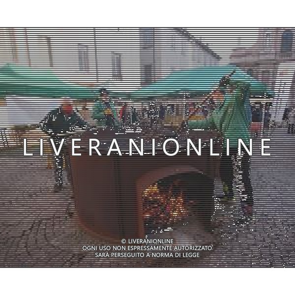 FESTA DI SAN PROSPERO PATRONO DELLA CITTA\' DI REGGIO EMILIA 24.11.2021 NELLA FOTO LE CALDARROSTE, CASTAGNE ARROSTITE SUL FUOCO ©SANTANDREA/AGENZIA ALDO LIVERANI SAS