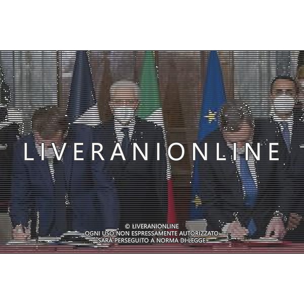 oma - Il Presidente della Repubblica Sergio Mattarella con il Presidente della Repubblica Francese, Emmanuel Macron e il Presidente del Consiglio Mario Draghi, al termine dell\'incontro per la firma del “Trattato per una cooperazione bilaterale rafforzata” oggi 26 novembre 2021. (Foto di Paolo Giandotti - Ufficio per la Stampa e la Comunicazione della Presidenza della Repubblica) 
