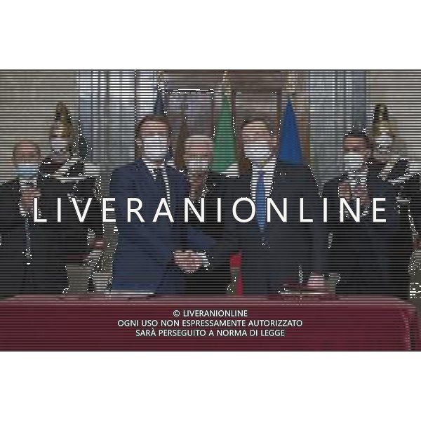 Roma - Il Presidente della Repubblica Sergio Mattarella con il Presidente della Repubblica Francese, Emmanuel Macron e il Presidente del Consiglio Mario Draghi, al termine dell\'incontro per la firma del “Trattato per una cooperazione bilaterale rafforzata” oggi 26 novembre 2021. (Foto di Paolo Giandotti - Ufficio per la Stampa e la Comunicazione della Presidenza della Repubblica) AG ALDO LIVERANI SAS