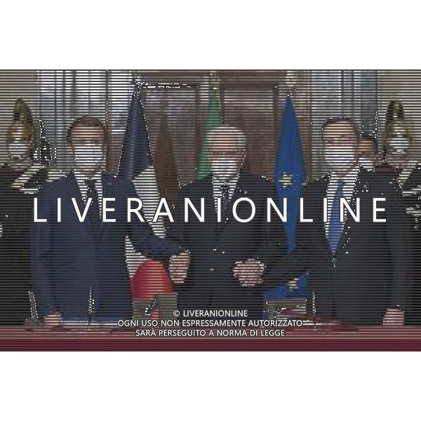 Roma - Il Presidente della Repubblica Sergio Mattarella con il Presidente della Repubblica Francese, Emmanuel Macron e il Presidente del Consiglio Mario Draghi, al termine dell\'incontro per la firma del “Trattato per una cooperazione bilaterale rafforzata” oggi 26 novembre 2021. (Foto di Paolo Giandotti - Ufficio per la Stampa e la Comunicazione della Presidenza della Repubblica) AG ALDO LIVERANI SAS