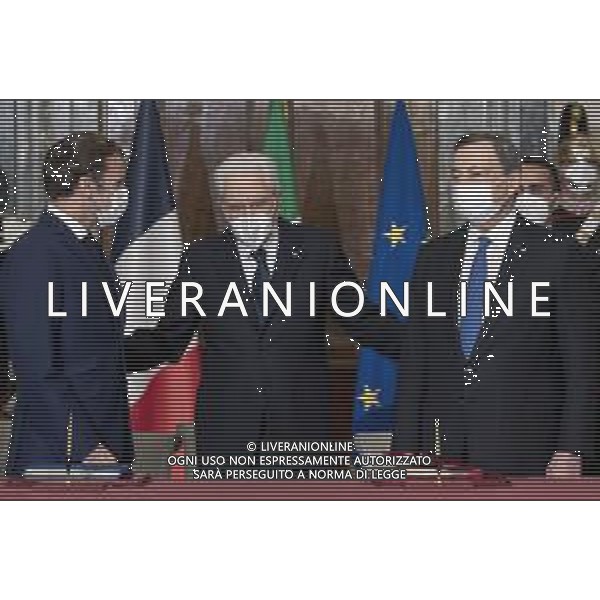 Roma - Il Presidente della Repubblica Sergio Mattarella con il Presidente della Repubblica Francese, Emmanuel Macron e il Presidente del Consiglio Mario Draghi, al termine dell\'incontro per la firma del “Trattato per una cooperazione bilaterale rafforzata” oggi 26 novembre 2021. (Foto di Paolo Giandotti - Ufficio per la Stampa e la Comunicazione della Presidenza della Repubblica) AG ALDO LIVERANI SAS