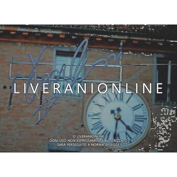 IMOLA 26 11 2021 LUMINARIE CON LE FRASI E LA FIRMA DI VASCO ROSSI E CESARE CREMONINI IN CENTRO NELLA FOTO FIRMA DI VASCO ROSSI ©SANNA/AGENZIA ALDO LIVERANI SAS