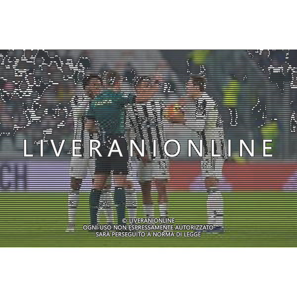 Torino 27.11.2021 Stadio Allianz Stadium ©Alessandro Falzone/Agenzia Aldo Liverani Juventus vs Atalanta Serie A Tim 2021/2022 Nella foto : PROTESTE JUVE CON L\'ARBITRO AYROLDI - JUAN CUADRADO, PAULO DYBALA E FEDERICO CHIESA ©FALZONE/AGENZIA ALDO LIVERANI SAS