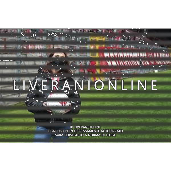 CerquigliniL/LMedia - AC Perugia vs AS Cittadella - Italian soccer Serie B match 2021/2022 27 November 2021 - Stadio Renato Curi, Perugia, Italy Photo showing: tifosa con il pallone contro la violenza sulle donne @CerquigliniL/LMedia/AGENZIA ALDO LIVERANI SAS