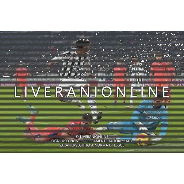 Torino 27.11.2021 Stadio Allianz Stadium ©Alessandro Falzone/Agenzia Aldo Liverani Juventus vs Atalanta 13^ giornata Serie A Tim 2021/2022 Nella foto : Juan Cuadrado-Joakim Maehle-Juan Musso
