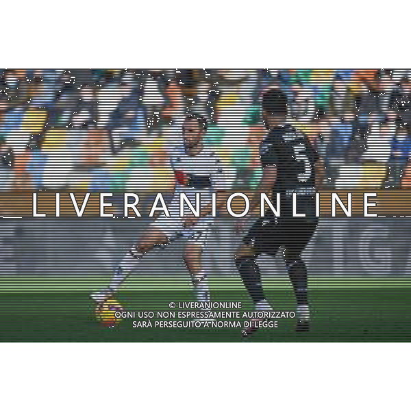 GriffoniE/LMedia - Udinese Calcio vs Genoa CFC - italian soccer Serie A match 2021/2022 28 November 2021 - Friuli - Dacia Arena stadium, Udine, Italy Photo showing: Milan Badelj (Genoa) in action against Tolgay Arslan (Udinese) @GriffoniE/LMedia AG ALDO LIVERANI SAS