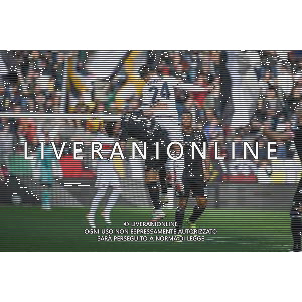 GriffoniE/LMedia - Udinese Calcio vs Genoa CFC - italian soccer Serie A match 2021/2022 28 November 2021 - Friuli - Dacia Arena stadium, Udine, Italy Photo showing: Header of Tolgay Arslan (Udinese) hindered by Flavio Bianchi (Genoa) @GriffoniE/LMedia AG ALDO LIVERANI SAS