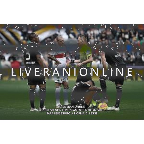 GriffoniE/LMedia - Udinese Calcio vs Genoa CFC - italian soccer Serie A match 2021/2022 28 November 2021 - Friuli - Dacia Arena stadium, Udine, Italy Photo showing: The referee of the match Francesco Meraviglia talks to Stefano Sturaro (Genoa) @GriffoniE/LMedia AG ALDO LIVERANI SAS