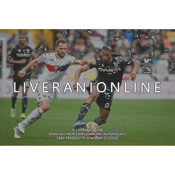 GriffoniE/LMedia - Udinese Calcio vs Genoa CFC - italian soccer Serie A match 2021/2022 28 November 2021 - Friuli - Dacia Arena stadium, Udine, Italy Photo showing: Norberto Bercique Gomes Betuncal (Udinese) hindered by Milan Badelj (Genoa) @GriffoniE/LMedia AG ALDO LIVERANI SAS