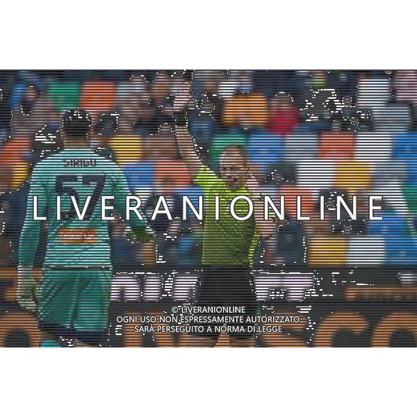 GriffoniE/LMedia - Udinese Calcio vs Genoa CFC - italian soccer Serie A match 2021/2022 28 November 2021 - Friuli - Dacia Arena stadium, Udine, Italy Photo showing: The referee of the match Francesco Meraviglia on headphones to get confirmation of canceled goal by Destiny Udogie (Udinese) looking at Salvatore Sirigu (Genoa) @GriffoniE/LMedia AG ALDO LIVERANI SAS