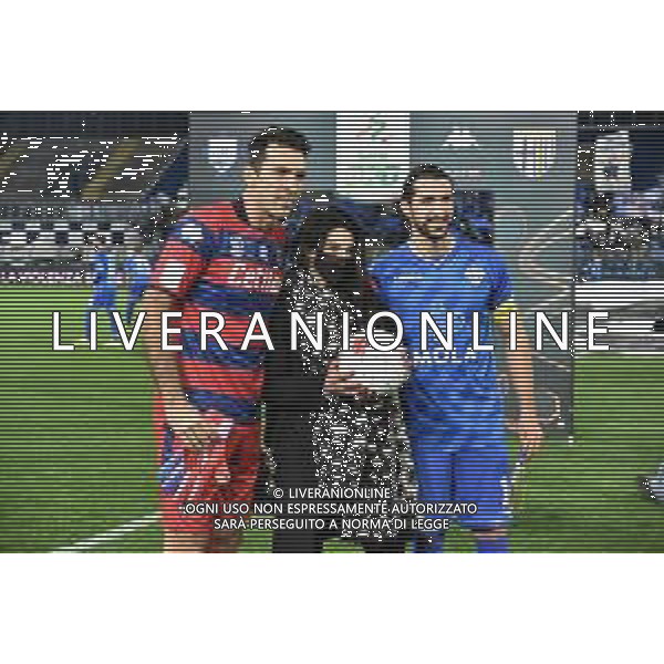 © TVRG i capitani simbolicamente donano un pallone ad una tifosa in occasioe della giornata contro la violenza sulle donne Como vs Parma Campionato Serie BKT - 14a giornata Como 28-11-2021 Stadio Giuseppe Sinigaglia foto Roberto Garavaglia/ag. Aldo Liverani sas