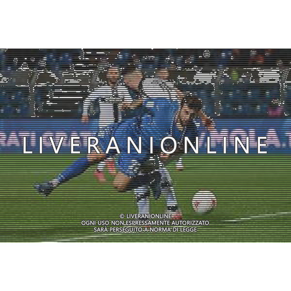 © TVRG contatto in area tra Ettore Gliozzi (Como) ed Elias Cobbaut (Como) l\'arbitro lascia giocare Como vs Parma Campionato Serie BKT - 14a giornata Como 28-11-2021 Stadio Giuseppe Sinigaglia foto Roberto Garavaglia/ag. Aldo Liverani sas