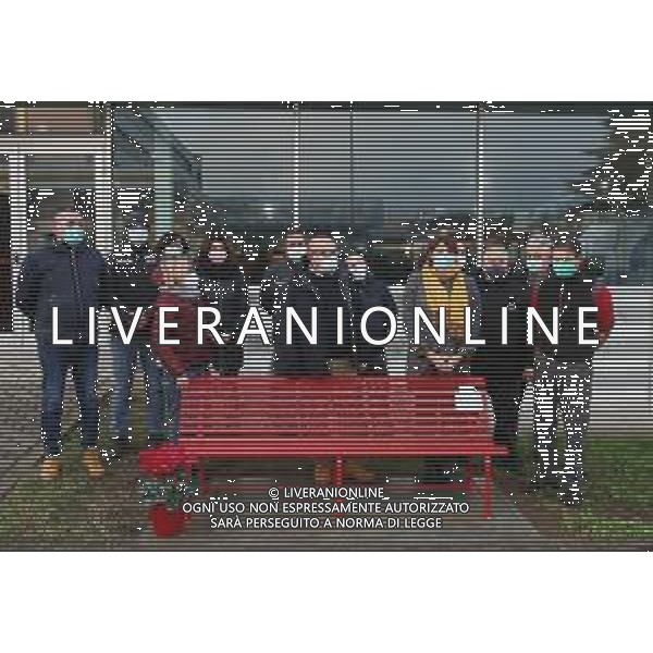 IMOLA 29 11 2021 INAUGURAZIONE DELLA PANCHINA ROSSA IN RICORDO DI ILENIA FABBRI UCCISA DAL MARITO A FAENZA A FEBBRAIO 2021 NELLA FOTO ASSESSORE ELISA SPADA AMICI E COLLEGHI DI ILARIA FABBRI EX DIPENDENTE DELL\'AUTO SICA ©SANNA/AGENZIA ALDO LIVERANI SAS