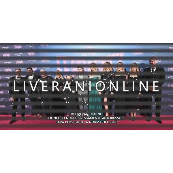 ¬© TVRG Photocall The Ferragnez nella foto Chiara Ferragni e Fedez con i familiari Milano 02-12-2021 Photocall presso il cinema Odeon di via Santa Radegonda per la premiere di The Ferragnez - La Serie il docu-reality con protagonisti Chiara Ferragni e Fedez foto Roberto Garavaglia/ag. Aldo Liverani sas/AGENZIA ALDO LIVERANI SAS