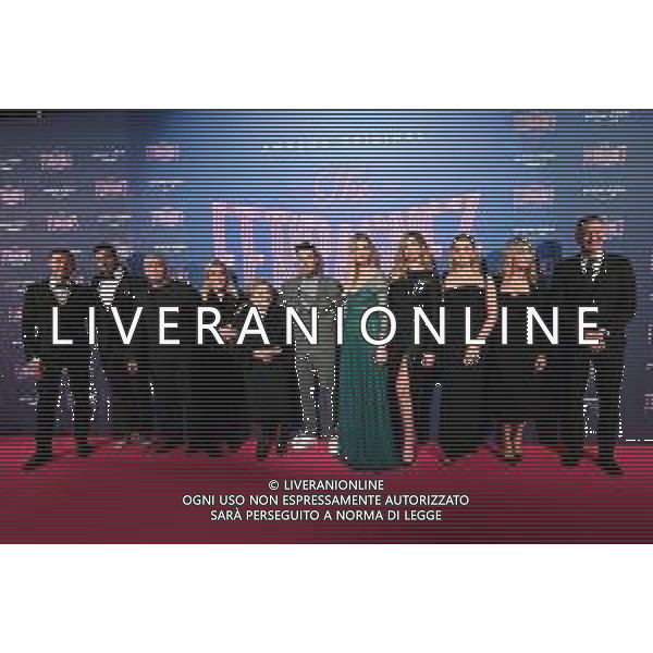 ¬© TVRG Photocall The Ferragnez nella foto Chiara Ferragni e Fedez con i familiari Milano 02-12-2021 Photocall presso il cinema Odeon di via Santa Radegonda per la premiere di The Ferragnez - La Serie il docu-reality con protagonisti Chiara Ferragni e Fedez foto Roberto Garavaglia/ag. Aldo Liverani sas/AGENZIA ALDO LIVERANI SAS