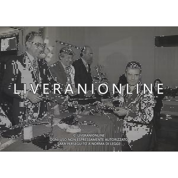 16-12-1997 MILANO FESTA DI NATALE LEGA CALCIO NELLA FOTO FRANCO CARRARO E LUCIANO NIZZOLA PREMIANO L\'ARBITRO STEFANO BRASCHI AG ALDO LIVERANI SAS  