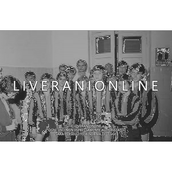 IL CALCIATORE ALESSANDRO MAZZOLA CON I RAGAZZI DELLE GIOVANILI DELL\'INTER NEL 1977 ©Archivio Giovanni Liverani/AGENZIA ALDO LIVERANI SAS