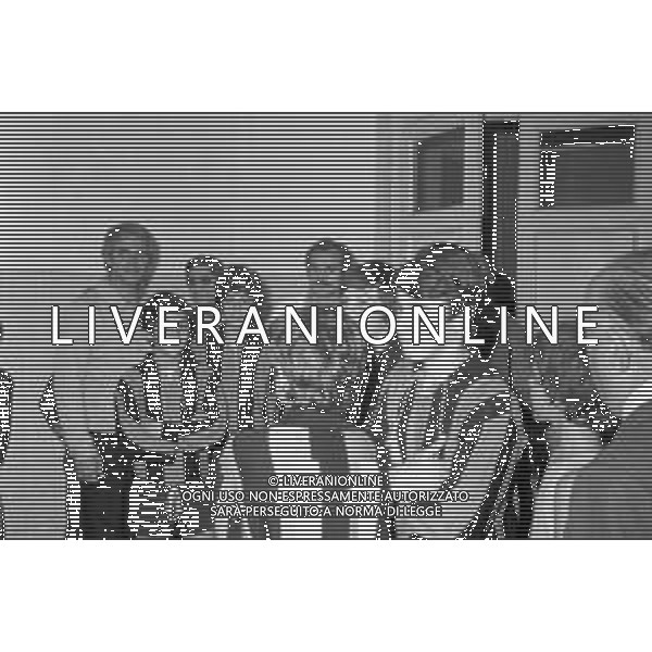 IL CALCIATORE ALESSANDRO MAZZOLA CON I RAGAZZI DELLE GIOVANILI DELL\'INTER NEL 1977 ©Archivio Giovanni Liverani/AGENZIA ALDO LIVERANI SAS