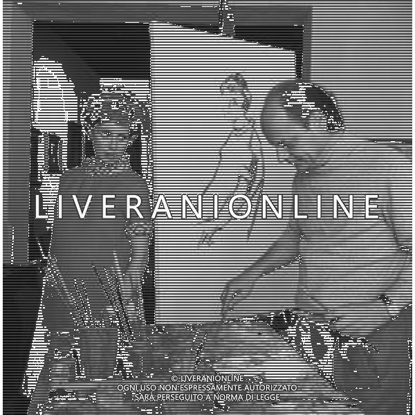 RETROSPETTIVA ROSANNA VAUDETTI ANNUNCIATRICE TELEVISIVA INCINTA DEL SECONDO FIGLIO A MILANO NEL 1969 NELLA FOTO CON IL PITTORE CHE DIPINGE IL SUO RITRATTO ©Archivio Giovanni Liverani/AGENZIA ALDO LIVERANI SAS