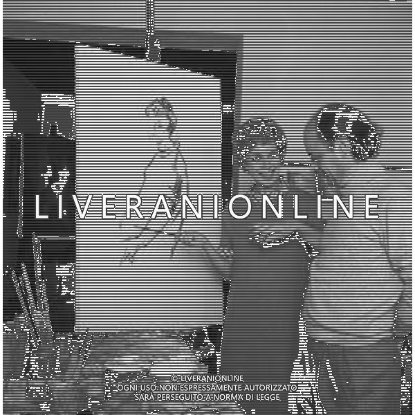 RETROSPETTIVA ROSANNA VAUDETTI ANNUNCIATRICE TELEVISIVA INCINTA DEL SECONDO FIGLIO A MILANO NEL 1969 NELLA FOTO CON IL PITTORE CHE DIPINGE IL SUO RITRATTO ©Archivio Giovanni Liverani/AGENZIA ALDO LIVERANI SAS