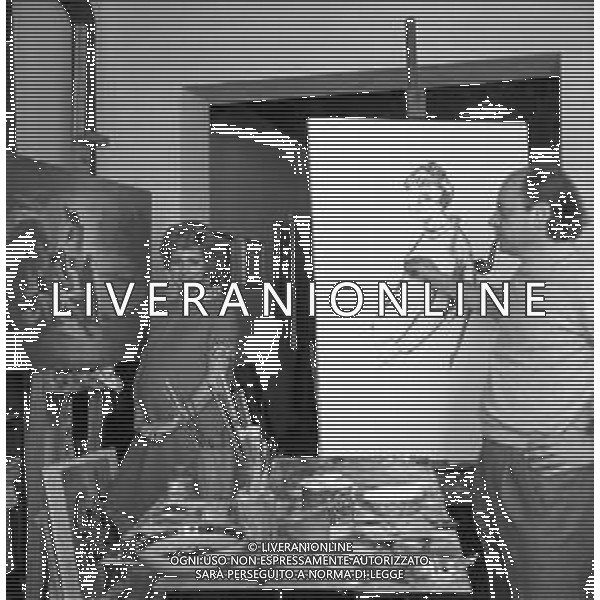 RETROSPETTIVA ROSANNA VAUDETTI ANNUNCIATRICE TELEVISIVA INCINTA DEL SECONDO FIGLIO A MILANO NEL 1969 NELLA FOTO CON IL PITTORE CHE DIPINGE IL SUO RITRATTO ©Archivio Giovanni Liverani/AGENZIA ALDO LIVERANI SAS