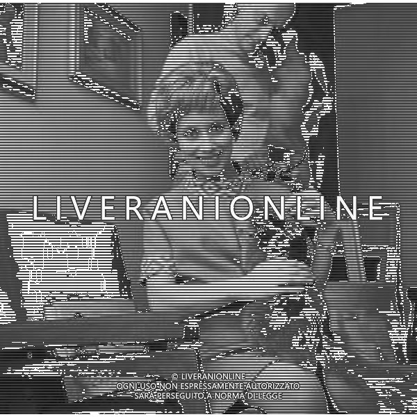 RETROSPETTIVA ROSANNA VAUDETTI ANNUNCIATRICE TELEVISIVA INCINTA DEL SECONDO FIGLIO A MILANO NEL 1969 NELLA FOTO CON IL SUO GATTO E IL PITTORE CHE DIPINGE IL SUO RITRATTO ©Archivio Giovanni Liverani/AGENZIA ALDO LIVERANI SAS