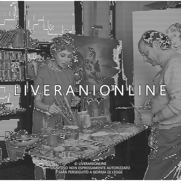 RETROSPETTIVA ROSANNA VAUDETTI ANNUNCIATRICE TELEVISIVA INCINTA DEL SECONDO FIGLIO A MILANO NEL 1969 NELLA FOTO CON IL PITTORE CHE DIPINGE IL SUO RITRATTO ©Archivio Giovanni Liverani/AGENZIA ALDO LIVERANI SAS